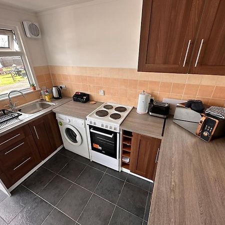 Semi-Detached Chalet - Uddingston, Glasgow Buitenkant foto