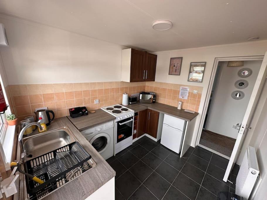 Semi-Detached Chalet - Uddingston, Glasgow Buitenkant foto