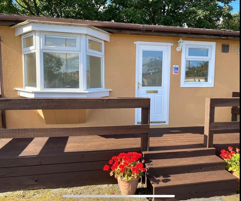 Semi-Detached Chalet - Uddingston, Glasgow Buitenkant foto