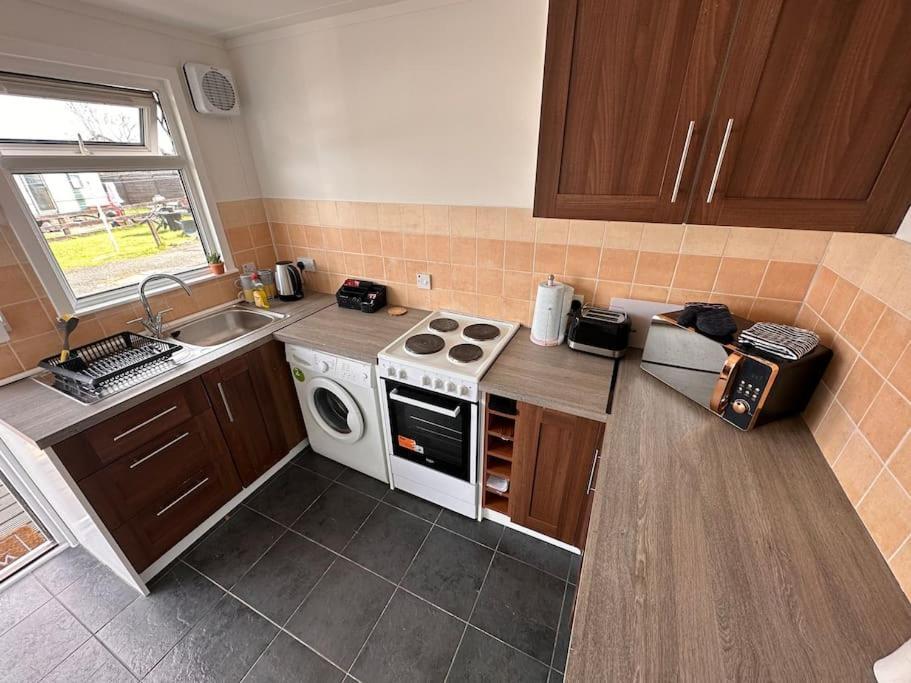 Semi-Detached Chalet - Uddingston, Glasgow Buitenkant foto